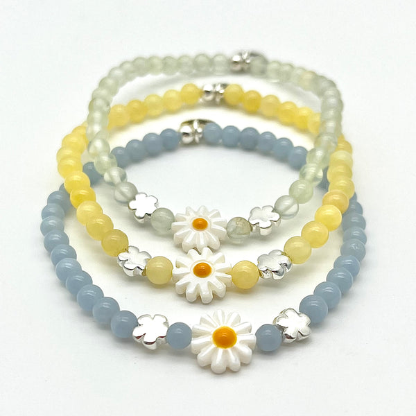 Romantische Edelsteinarmbänder mit Gänseblümchen

