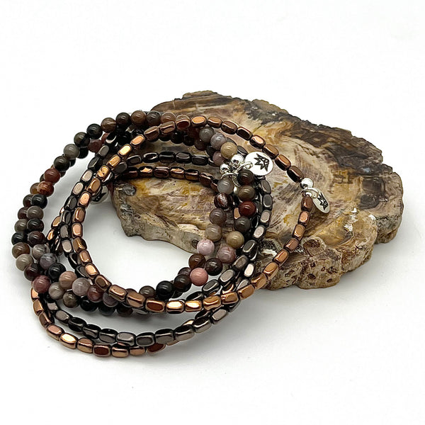 Armband aus versteinertem Holz