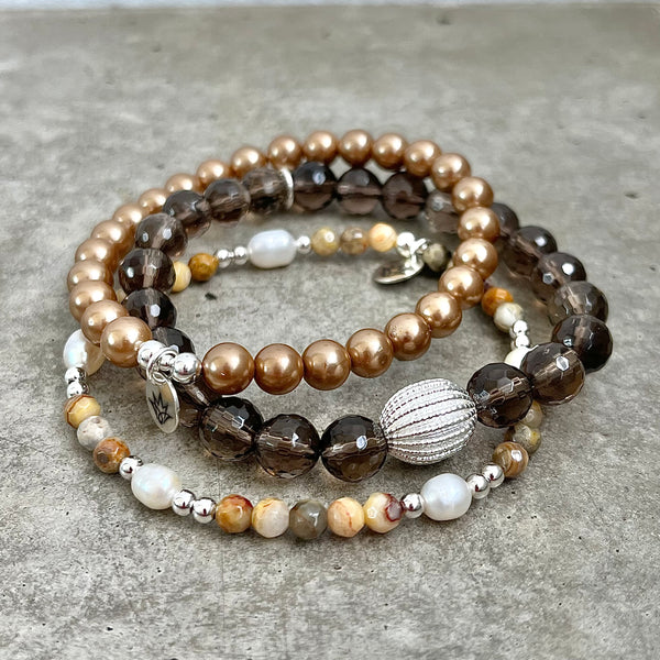 Edelsteinarmbänder aus Muschelkernperlen, Rauchquarz und Achat. 