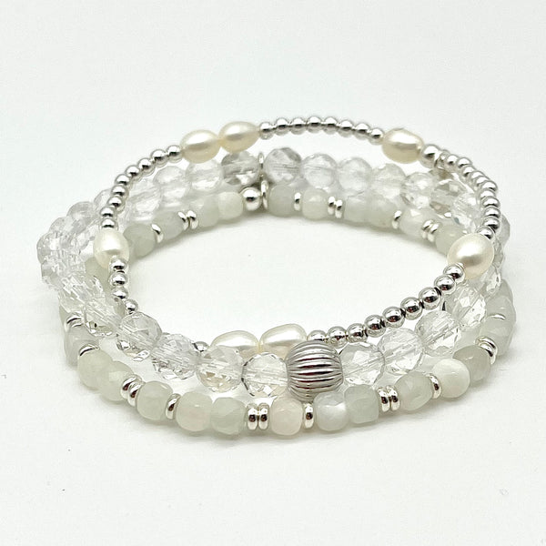 Armbänder aus Bergkristall, Mondstein und Silber mit Süßwasserperlen