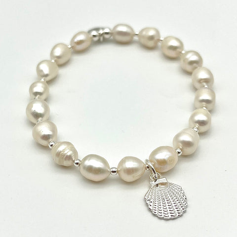 Perlenarmband aus SWZ-Perlen und einer Muschel