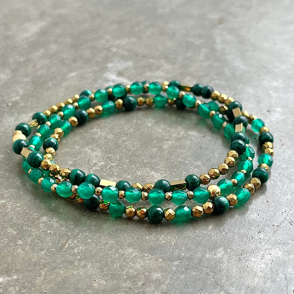 Armband-Set aus Malachit und goldenen Details