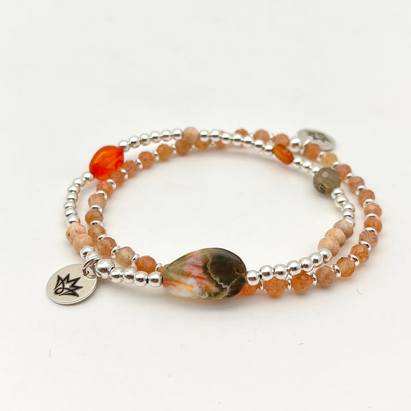 Silberarmband mit Edelsteinen im Bohostyle