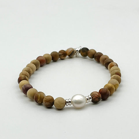 Armband aus versteinertem Holz mit Süßwasserzucht-Perle