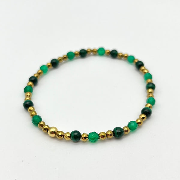 Armband-Set aus Malachit und goldenen Details