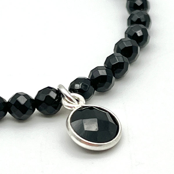 Perlenarmband aus Onyx mit Charm